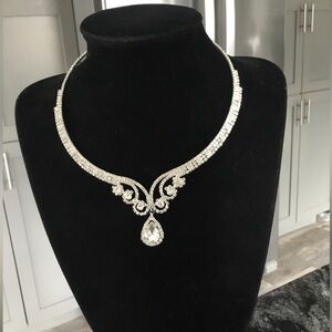 Elegant Silver Necklace with Crystal Pendant